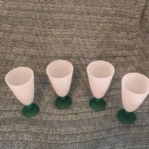 Set of 4 Tupperware goblets. (Plastic)